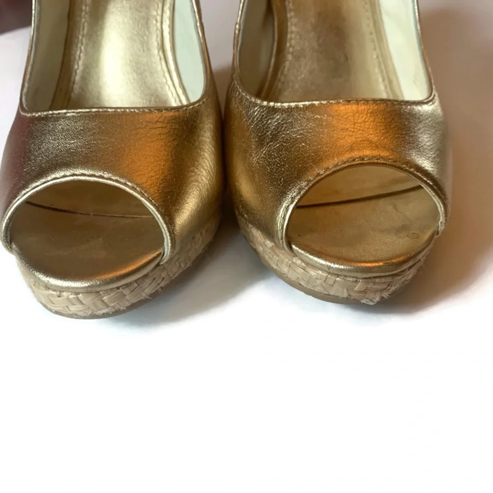 Lilly Pulitzer Gigi Wedge size 7M Gold Metallic